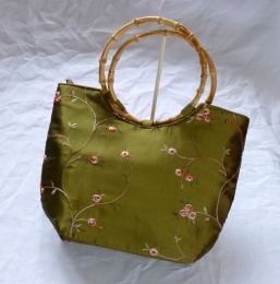 Dámská brokátová kabelka zelené barvy s vyšíváním