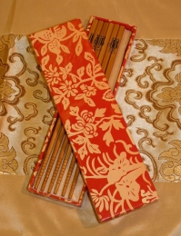 Set tří párů bambusových jídelních hůlek ve zdobené krabičce